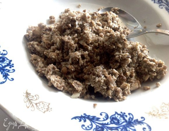 Грибы измельчить с помощью блендера.