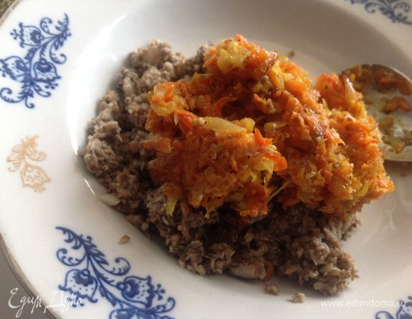 К ним добавить так же измельченные с помощью блендера лук и морковь. Перемешать.