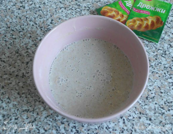 Приготовить опару: в глубокую миску или кружку просеять 0,5 стакана муки, добавить 2 ст.л. сахара, дрожжи и добавить 150 мл тёплого молока, хорошо перемешать, накрыть полотенцем и поставить в тёплое место на 15-20 мин. За это время опара должна увеличиться в объёме в 2 раза.