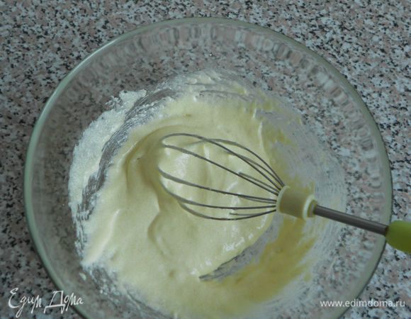 Отделить желтки от белков и хорошо растереть их с сахаром. Белки взбить отдельно до крепкой пены. Масло растопить на маленьком огне, затем остудить - оно не должно быть горячим.