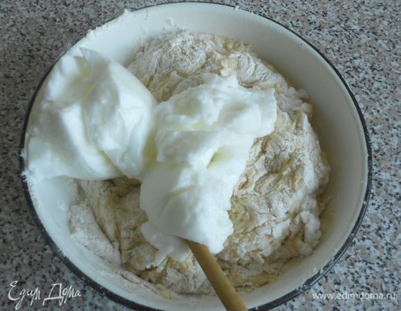 Постепенно просеивать  половину муку, тщательно размешивая ложкой. Выложить сверху взбитые белки, добавить остальную муку и...