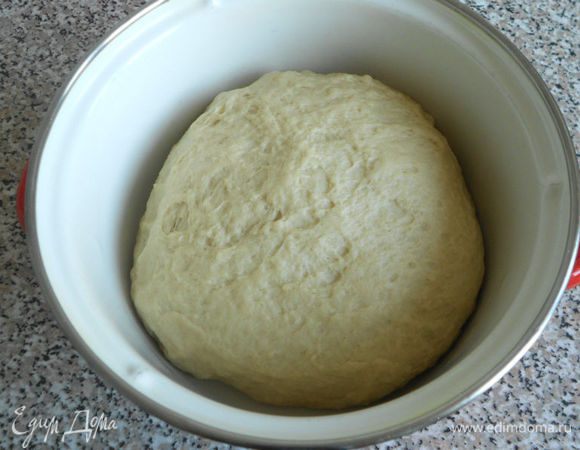 Переложить тесто в просторную эмалированную кастрюлю, накрыть полотенцем