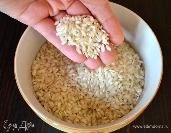 Для приготовления ризотто будем использовать рис карнароли. Это один из самых распространенных и популярных сортов риса для ризотто... За счет того, что он отличается большим содержанием крахмала и не разваривается при приготовлении!