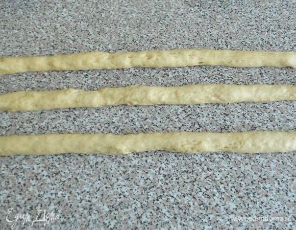 Аккуратно раскатать из них 6 жгутов приблизительно 50 см длиной и 