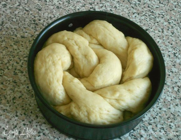 Каждую косу осторожно свернуть в виде валика так, чтобы верхняя поверхность косы оказалась снаружи и поставить их в формы.