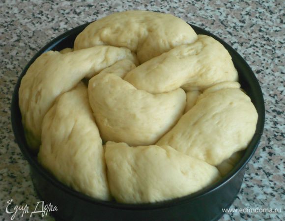 Накрыть полотенцем и дать тесту равномерно подняться значительно выше края формы.

В это время разогреть духовку до 180*С/ с конвекцией до 160*С.