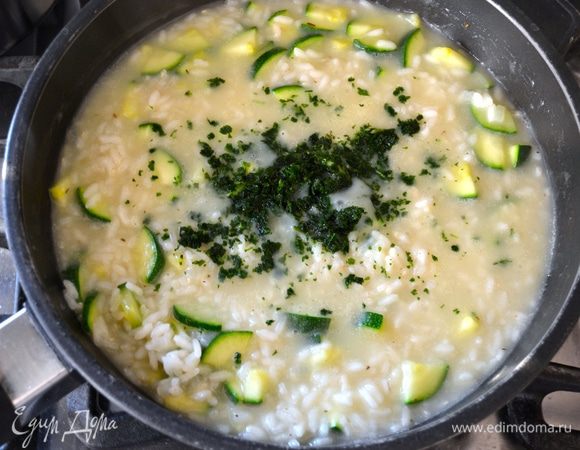 В конце всыпать рубленную петрушку, перемешать и снять ризотто с огня.