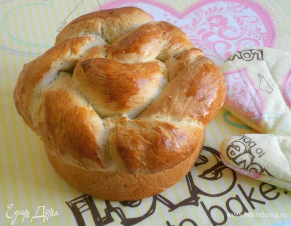 Подошедшие куличи смазать смесью желтка с молоком мягкой кистью и выпекать 35-45 мин до золотистого цвета, проверяя готовность деревянной шпажкой.
Готовые куличи выложить на мягкое полотенце и остудить. Пока они тёплые, верх смазать кусочком сливочного масла.