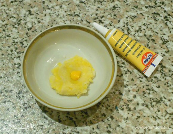 Я использовала белый марципан, разные гелевые красители, сахарные бусины.