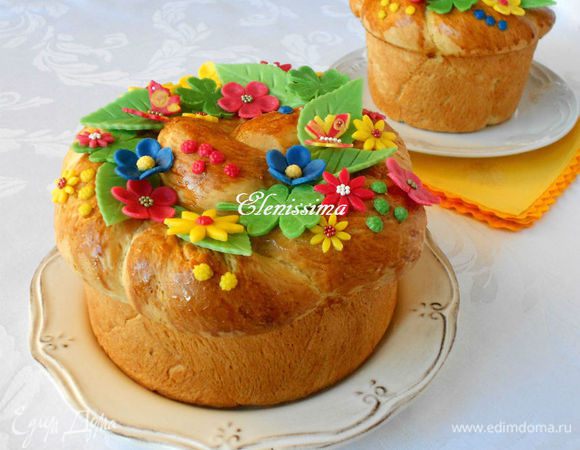 Смазать куличи сахарным сиропом, подождать пока высохнет. Каждую деталь украшения смазывать сиропом с нижней стороны и приклеивать на поверхность кулича.