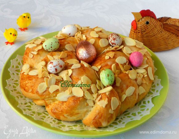 Вкус кулича нисколько не пострадает, если вместо цветочного декора, вы щедро смажете его смесью из 3 ст. л. сахарной пудры и 1 ст.л. лимонного сока (на каждый), как на этом венке + обжаренные миндальные лепестки. Я всё же не удержалась от изготовления веночка)
Приятного аппетита!