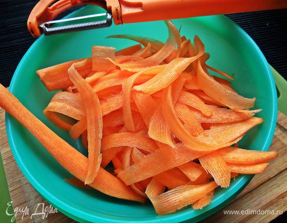 Морковь разрезать вдоль и строгать овощечисткой на полоски, шириной примерно как у лапши.