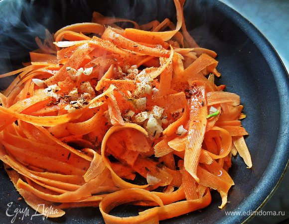 Обжарить с чесноком до полуготовности. Всыпать тмин и пикантную восточную приправу-микс (кориандр, чили, лук, чеснок, паприка, соль, кайенский перец, карри).