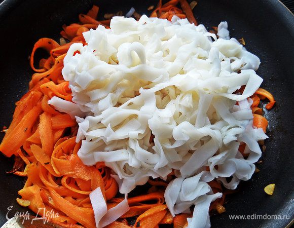 Добавить в сковороду лапшу.