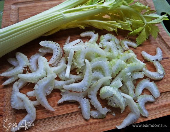 Сельдерей тонко нарезать.