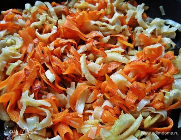 Пока не остыло перекладываем на тарелки.