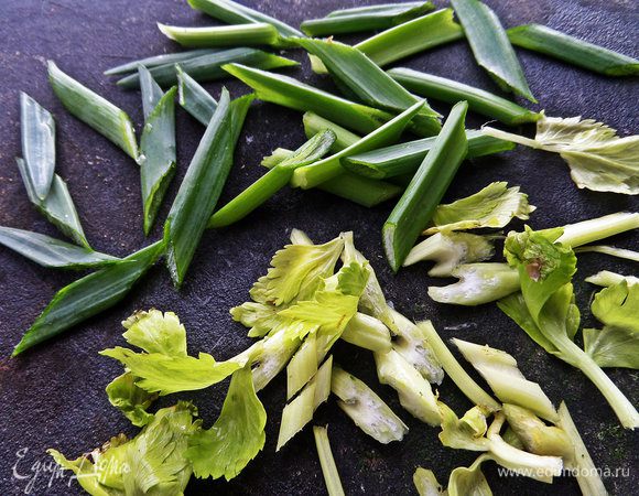 Зелёный лук нарежем наискосок кусочками.