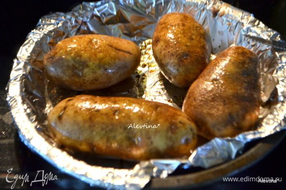 Картофель помыть , проткнуть вилкой, сбрызнуть маслом. Поставить в разогретую духовку на 200 гр на 1 час или до готовности картофеля.