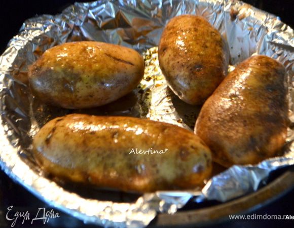 Картофель помыть , проткнуть вилкой, сбрызнуть маслом. Поставить в разогретую духовку на 200 гр на 1 час или до готовности картофеля.