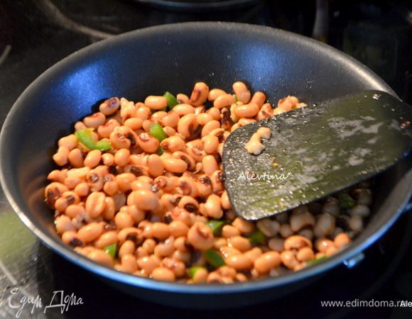 На горячую сковороду вылить 1 ч. л. оливкового масла, добавить сухой перец чили и готовить помешивая примерно 1 минуту или до запаха. Добавить очищенный от семян маленький халапеньо порезанный мелко, фасоль баночную готовую, промытую, воду. Готовим помешивая до испарения жидкости.