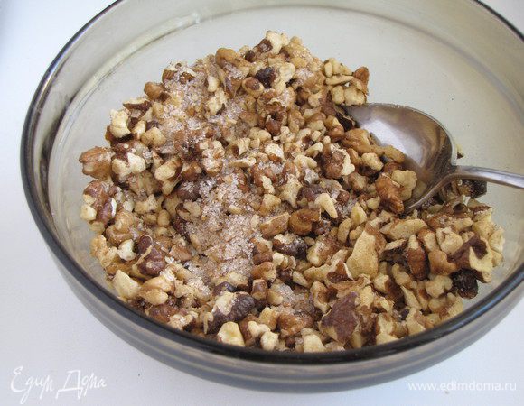 Орехи перемешать с сахаром и корицей.