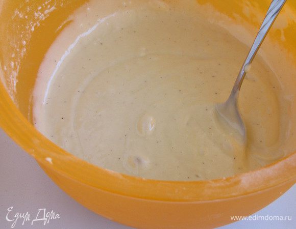 Не выключая миксер, тонкой струйкой влить растительное масло. Просеять в миску муку с разрыхлителем и ванилином. Перемешать.