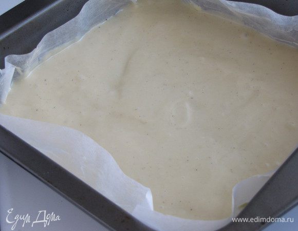 Взять форму (автор предлагает 20х25 см, но у меня 20х20), застелить пергаментом, смазать сливочным маслом. Влить половину теста, разровнять.