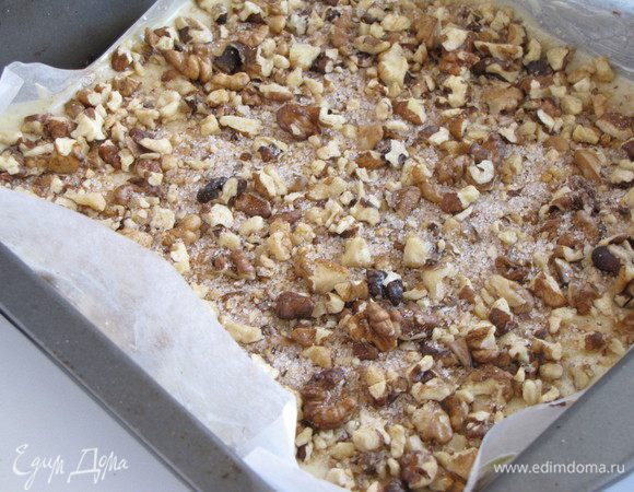 Равномерно посыпать половиной ореховой смеси с корицей и сахаром.
