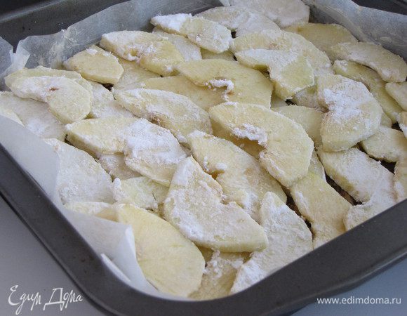 Разложить по всей поверхности половину яблок.