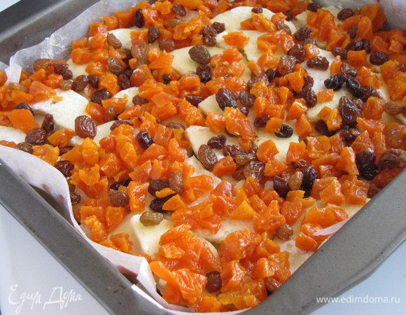 Сверху разложить изюм и курагу.