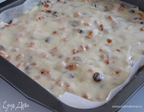 Вылить сверху оставшееся тесто. Разровнять.