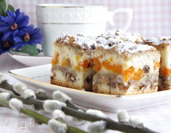 Сверху посыпать пирог сахарной пудрой, нарезать на кусочки подавать к чаю. Приятного чаепития!