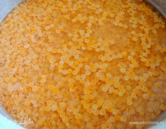 Отварить красную чечевицу до готовности с солью и минимумом количества воды. Варится она очень быстро. Остудить.
Картофель предварительно отварить в мундире и остудить.