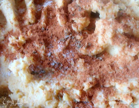 Очистить картофель, натереть на крупной или средней терке.
Смешать с чечевицей. Удобно это делать руками.
Добавить приправы и соль.