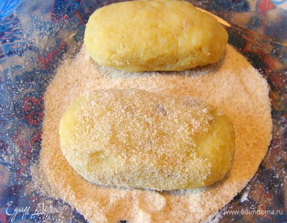 Сформировать биточки, обвалять их в панировочной смеси.