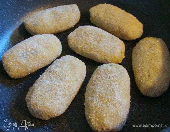 Если сковорода позволяет, то можно жарить без масла на сильном огне.
