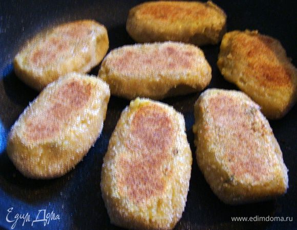 Но конечно можно и добавить масла, но лучше совсем чуть-чуть и уже после того как перевернете биточки, так они лучше сохранят форму.