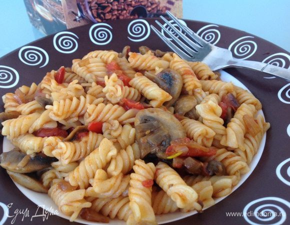 Добавьте макароны, перемешайте и подавайте.
Приятного аппетита!