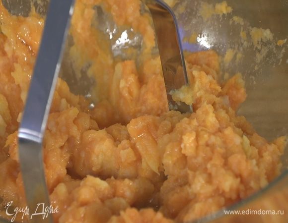 Обычный и сладкий картофель запечь в духовке, затем почистить, разрезать и размять толкушкой.