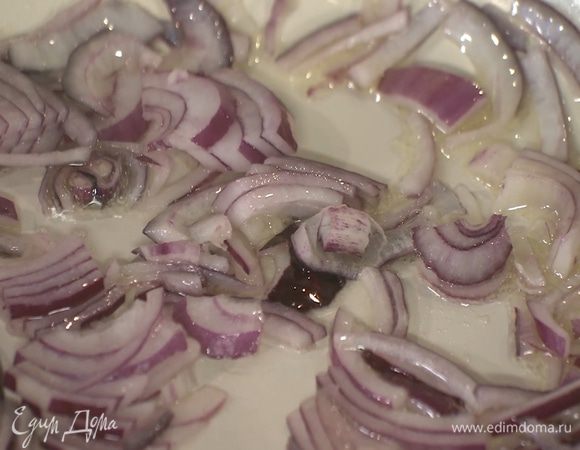 Разогреть в сковороде 2 ст. ложки оливкового масла и обжарить лук.