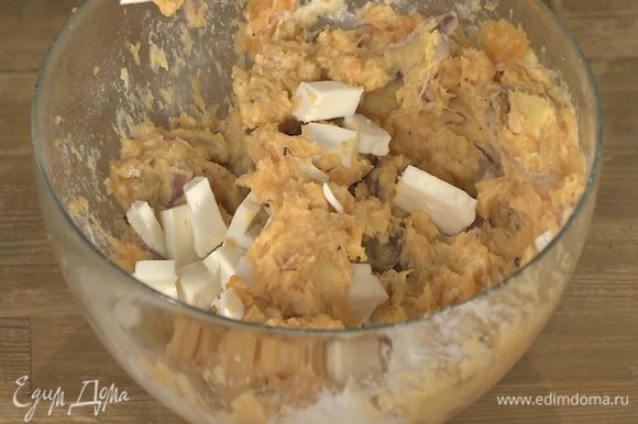 Фету порезать небольшими кусочками, добавить в картофельное тесто и перемешать.