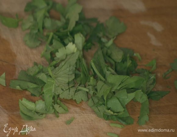 Листья кинзы мелко порубить.