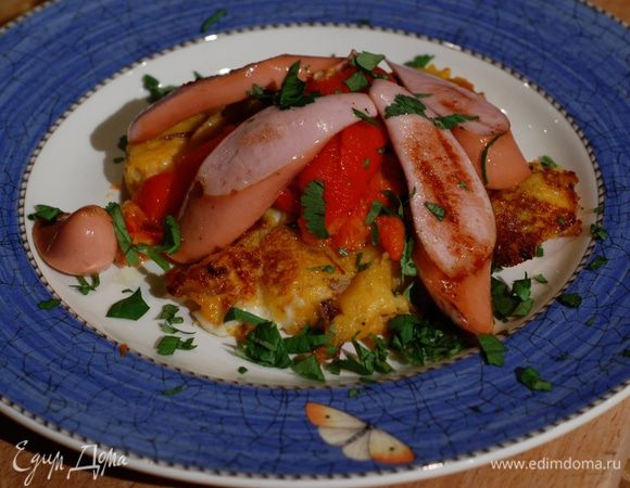 Готовые оладьи посыпать измельченной кинзой и подавать с запеченным сладким перцем и обжаренными сосисками.