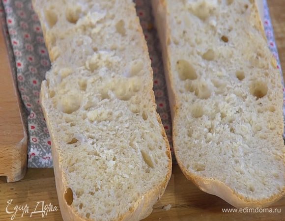 Багет разрезать вдоль пополам.