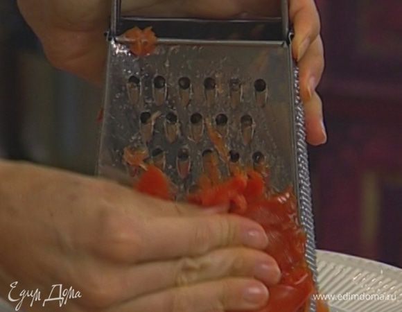 Чашечки помидора натереть на крупной терке так, чтобы кожица осталась в руках.
