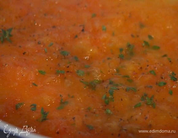 Приготовить соус: разогреть в сковороде оливковое масло, выложить натертую мякоть помидора, посыпать сахаром, посолить, поперчить, добавить листья тимьяна и, помешивая, прогреть.