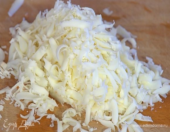 Моцареллу натереть на крупной терке.