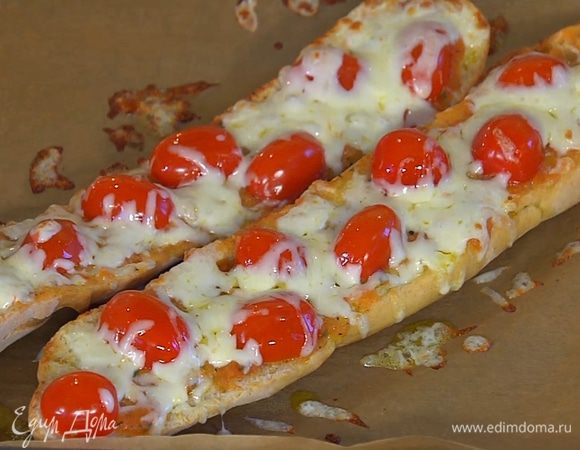 Запекать багет под грилем 5–7 минут.