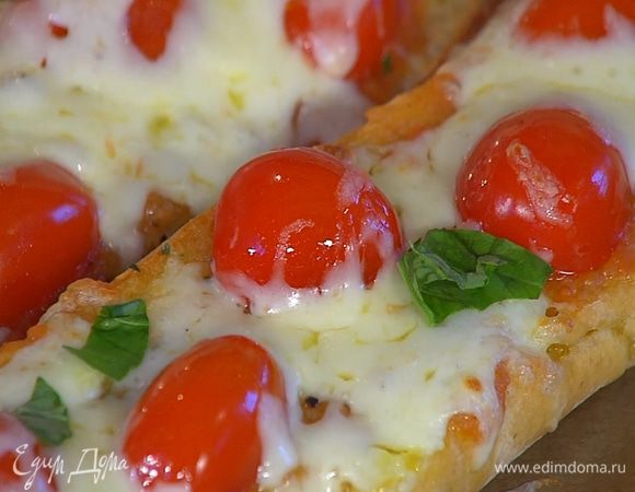 Листья базилика порвать руками и посыпать запеченный багет.