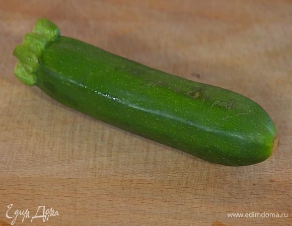 Цукини разрезать вдоль пополам.